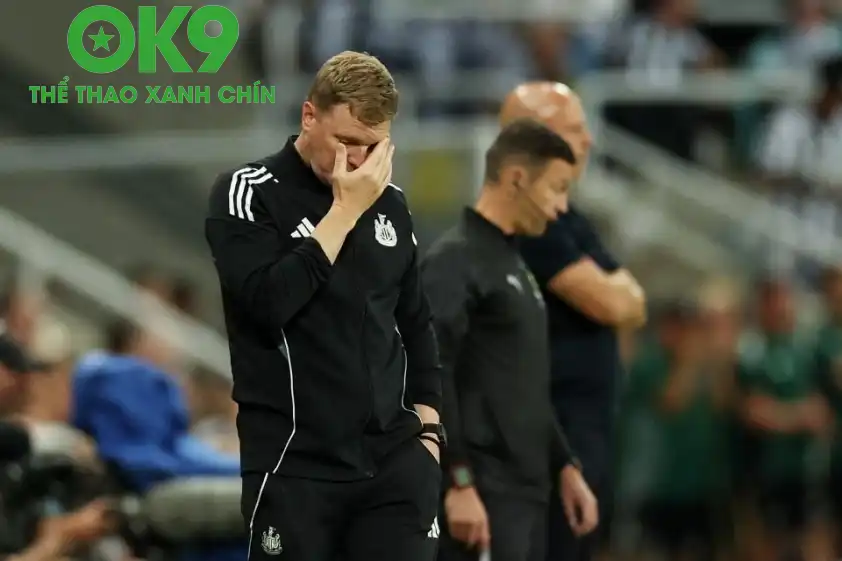 Eddie Howe có lẽ không thể tin được những gì đang xảy ra với đội bóng - Nguồn: Getty
